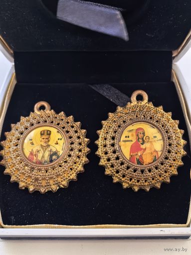 Две религиозные накладки.