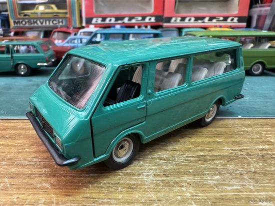РАФ 2203 номерной А18, ранний, без made in USSR, цвет кипарис, тонкие оси, смещенный шов покрышек, на дверях "1". Вечер четверга в зеленых, и не только, тонах.