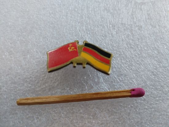 Знак-фрачник. СССР - Германия, флаги. тяжёлый, булавка