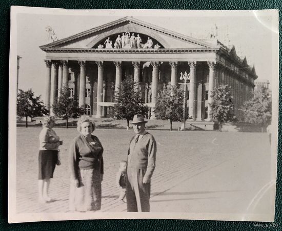 Фото перед зданием ДК Белсовпрофа. Минск. 1960-е. 8.5х11 см.