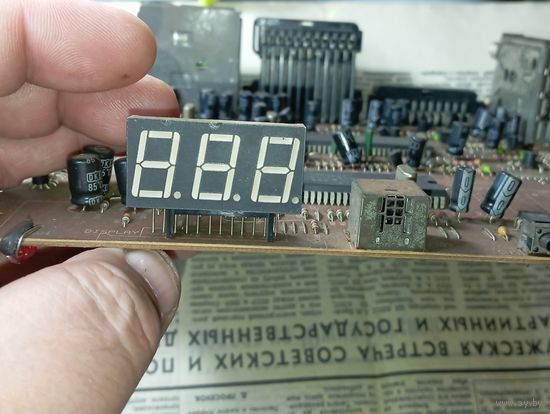 Материнская плата от электронного устройства с цифровым дисплеем .