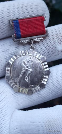 ЗНАК МЕДАЛЬ ХОККЕЙ С ШАЙБОЙ ТЯЖЁЛЫЙ МОН ДВОР   ОРИГИНАЛ РАННИЙ  . Распродажа Коллекции !!! . Экспресс  Аукцион не с рубля без МПЦ и прочего 3 ДНЯ  .Много лотов в продаже .