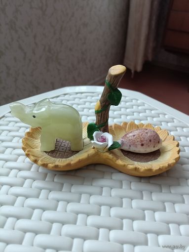 Слоник из оникса на подставке с ракушкой декор