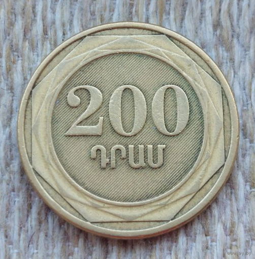 Армения 200 драм 2003 года. Герб.
