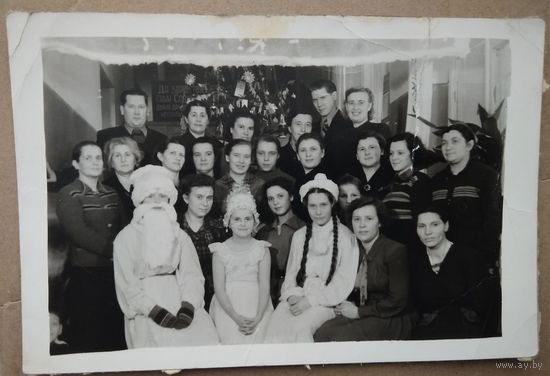 Новогодний фотоснимок в одном из минских НИИ. 1960-е. 12.5х18 см.