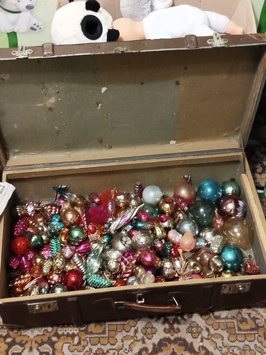 Огромный лот ёлочных игрушек,всего вокруг 170 шт.за самовывоз старинный чемодан в подарок(в лот не входит)с рубля