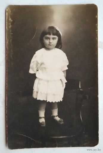Фото девочки. 1920-е. 9х13.5 см