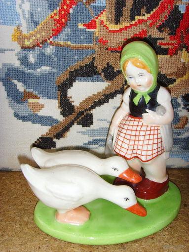 Девочка и гуси . Фаянс . Чехословакия
