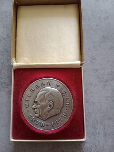 Медаль в футляре 100 лет WlLHELM PIECK 1876 - 1976 г.  Тяжёлая