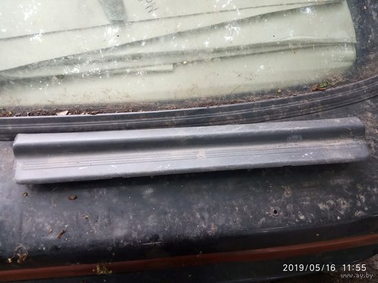 Лот 729. Пластиковый порожик на заднюю правую дверь Nissan Sunny N14. Старт с 5 рублей!