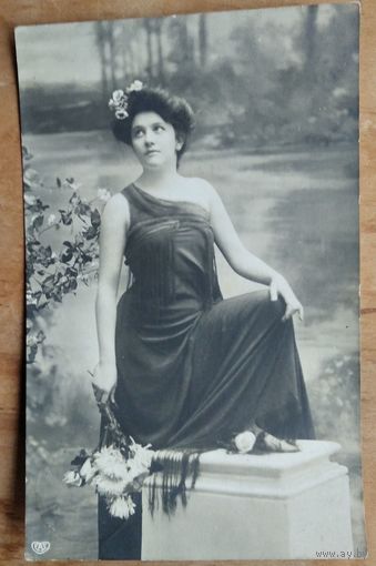 Старинная импортная открытка. Дама с букетом. Подписана.