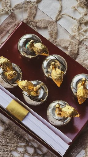 Винтажные подставки для карточек с именами гостей.