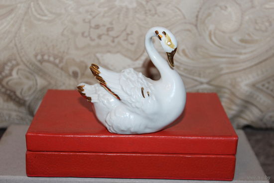 Фарфоровая статуэтка "Лебедь", CAPODIMONTE, Италия, высота 9 см., есть дефекты.