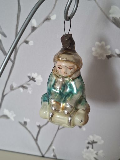 Елочная игрушка ребенок на санках