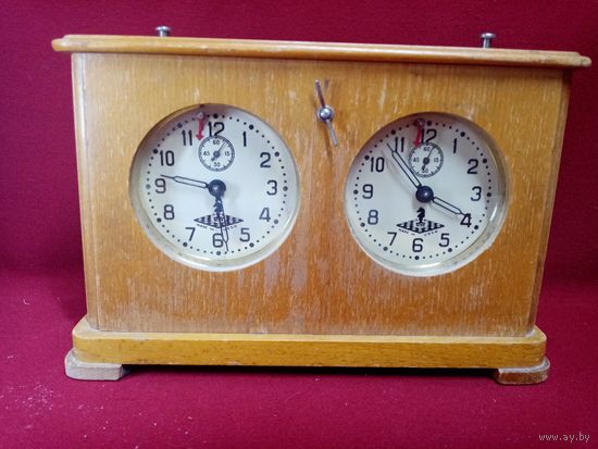С рубля без мц. часы шахматные СССР, тикают, 29х20х9см. коробка 4.75р.