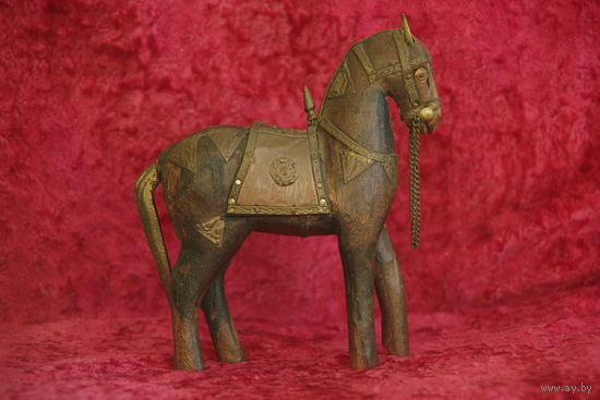 Статуэтка " Лошадь " из дерева и латуни ( восточная работа )  высота 16,5 см , длинна 14 см