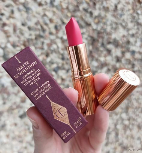 Помада Charlotte Tilbury Matte Revolution  в оттенке Lost Cherry