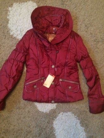 Красивая куртка на девочку на 42 р 160 см. Ярко-бордовая перламутровая куртка с очень красивым воротником, новая, была на витрине, нужно только простирнуть. Длина 56 см длина рукава 60 см, ПОгруди 43