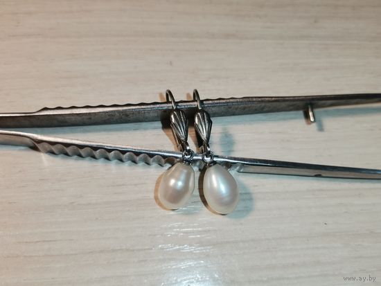 Серьги из твёрдого материала, похожего на жемчуг.