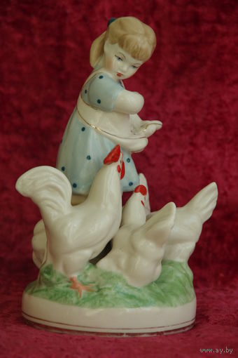 Статуэтка фарфоровая  " Девочка кормит  кур "  МФФЗ    ( целая )