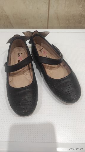 Легкие туфельки на 28-29 размер. Очень удобные, легкие, мягкие, с красивыми бабочками. По стельке примерно 18,5 см, хорошее состоянии.