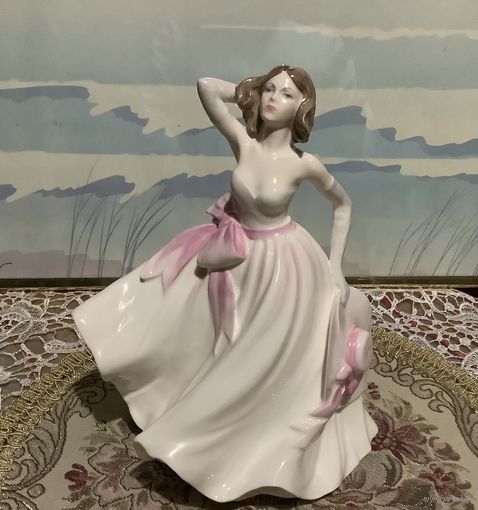 Статуэтка Дама со шляпой Coalport Англия костяной фарфор