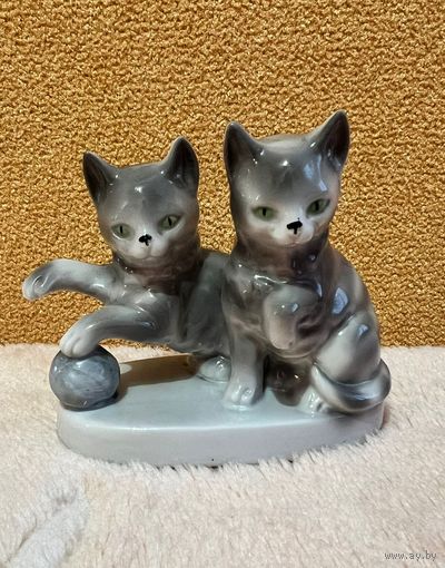 Фарфоровая статуэтка играющие котята. Германия