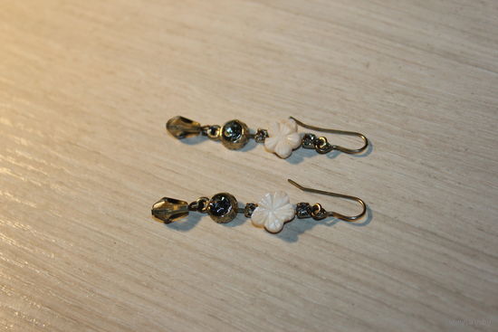 Серьги с подвесками, длина 5.5 см.