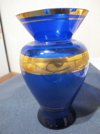 Стеклянная вазочка (высота 16 см, диаметр входного отверстия 9 см, горлышка 5 см)