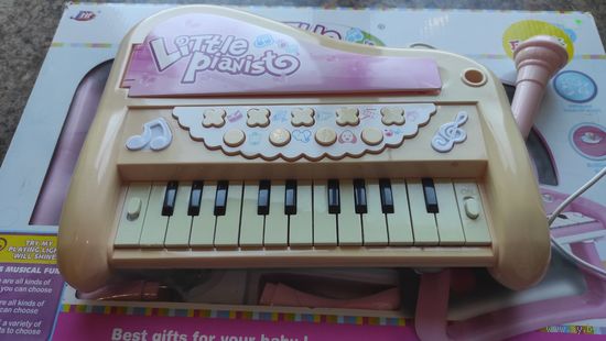 Синтезатор детский в упаковке. В комплекте ножки, микрофон, работает от батареек. очень классный синтезатор, целый, выцвел цвет, ребенок пользовался, любимая игрушка).