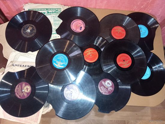 13 повреждённых патефонных пластинок .