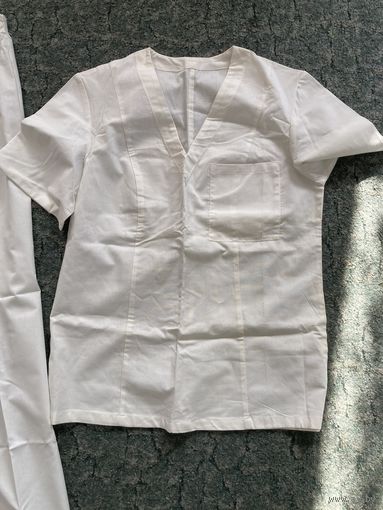 Халат и двойка мед сестры