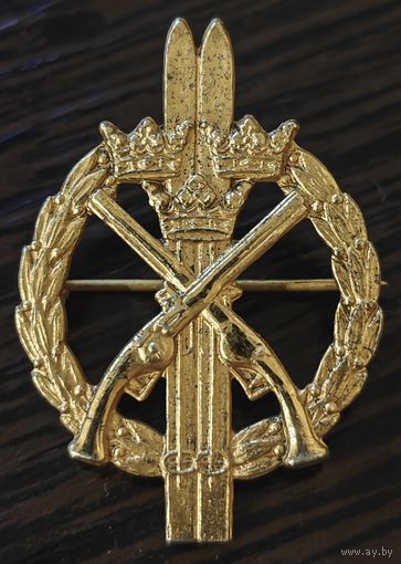 Серебряный с позолотой знак. Военные, лыжники. Швеция. Клейма, номерной. 1960ые. Вес 5.8 гр.