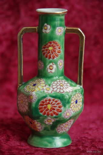 Ваза фарфоровая    12 см  ( целая )