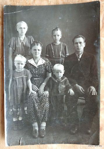 Фото семьи. 1930-е. 12х17.5 см.