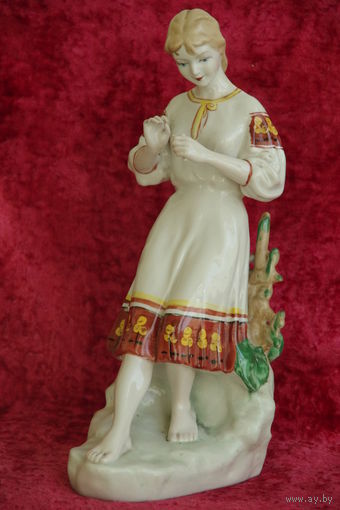 Статуэтка фарфоровая  " Гадание на ромашке "  ЗХК  Полонне     ( целая )