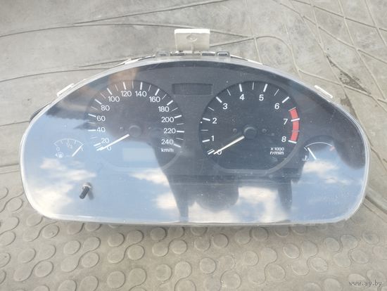 Щиток приборов (приборная панель) Mitsubishi Carisma