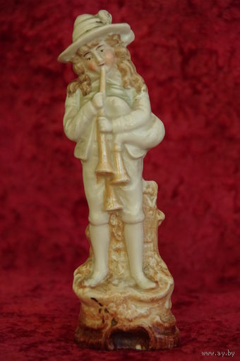 Статуэтка фарфоровая  17, 5 см ( целая )