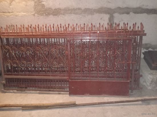 Металлическое ограждение.