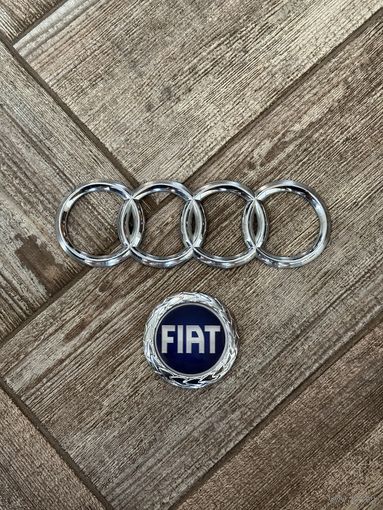 Эмблема авто  - Audi и FIAT (пластик)