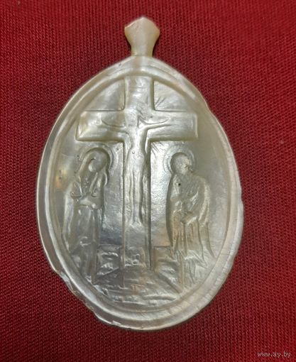 Икона медальон панагия Распятие с предстоящими  перламутр, резьба.19 век,  паломническая реликвия из Иерусалима.