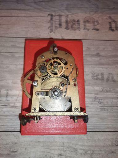 Часовой механизм, работоспособность неизвестна, состояние оценивайте по фото.