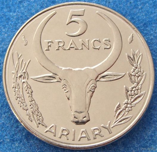 Мадагаскар. 5 франков 1984 год  KM#10  "Пуансеттия"  Тираж: 2.500.000 шт   Мешковой - Unc