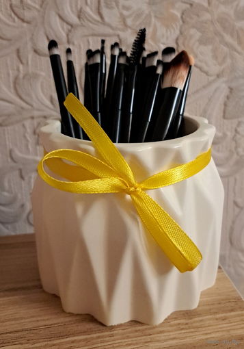 Ваза с кисточками для макияжа (20шт), новые, изделие из гипса