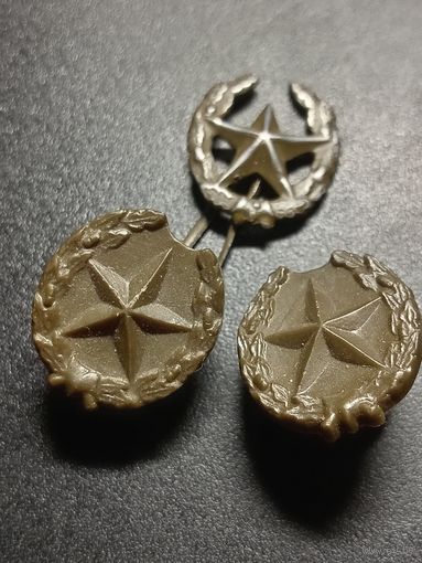 Три эмблемы