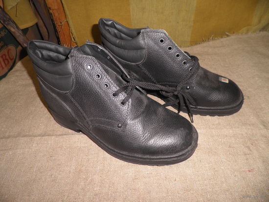 Ботинки кожаные с усиленным мысом и пяткой рабочие,походные,маршевые р-р 29,2.(45-46 р),стопа 18,5 см.Новые!С рубля.