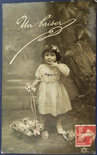 Детская фотооткрытка. Поцелуй. Франция. Начало 20-го века.