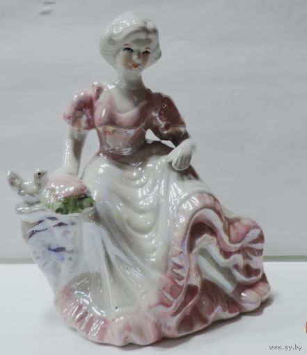 Статуэтка фарфоровая "Девушка с птичкой" 80-е годы Европа. Высота 16.5 см.