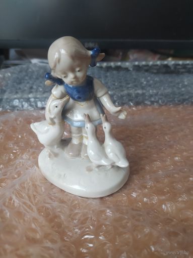 Статуэтка " девочка и гуси". Германия