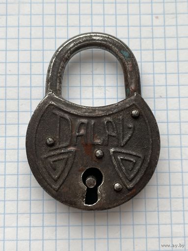 Замок навесной. Замок закрыт, ключа нет.